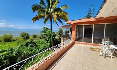 Terreno con casa en venta en Ajijic con frente al Lago de Chapala