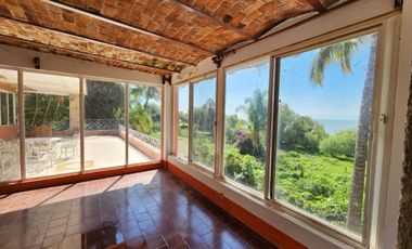 Terreno con casa en venta en Ajijic con frente al Lago de Chapala