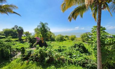 Terreno con casa en venta en Ajijic con frente al Lago de Chapala
