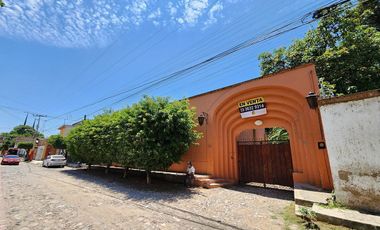 Terreno con casa en venta en Ajijic con frente al Lago de Chapala