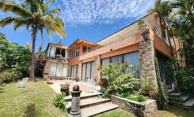 Terreno con casa en venta en Ajijic con frente al Lago de Chapala