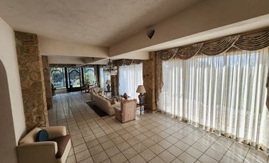 Terreno con casa en venta en Ajijic con frente al Lago de Chapala