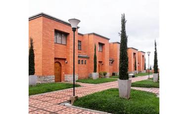 ¡SE VENDE HERMOSA CASA  ESQUINERA EN CONJUNTO CERRADO PINARES!