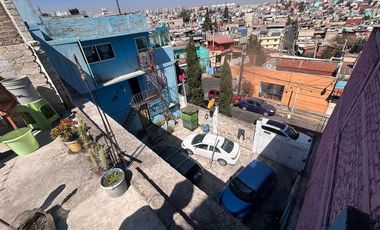 ESQUINA CON 2 DEPARTAMENTO Y 4 LOCALES COMERCIALES