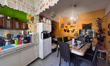 ESQUINA CON 2 DEPARTAMENTO Y 4 LOCALES COMERCIALES