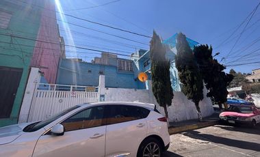 ESQUINA CON 2 DEPARTAMENTO Y 4 LOCALES COMERCIALES