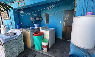 ESQUINA CON 2 DEPARTAMENTO Y 4 LOCALES COMERCIALES