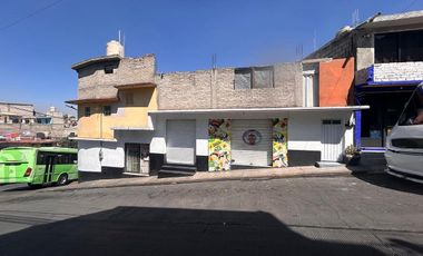 ESQUINA CON 2 DEPARTAMENTO Y 4 LOCALES COMERCIALES