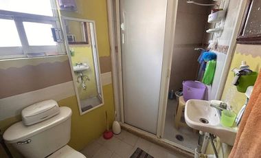 ESQUINA CON 2 DEPARTAMENTO Y 4 LOCALES COMERCIALES