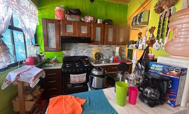 ESQUINA CON 2 DEPARTAMENTO Y 4 LOCALES COMERCIALES