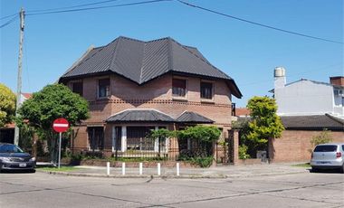 CASA 5 AMBIENTES EN VENTA VILLA ADELINA CON JARDIN