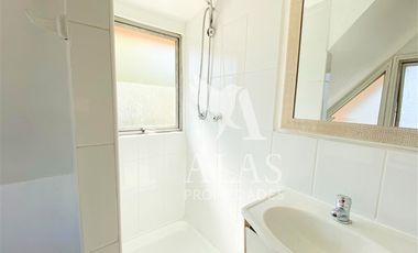 Casa en Arriendo en Metro Dominicos | Casa Arriendo (4D3B) | Las Condes | Alas Propiedades