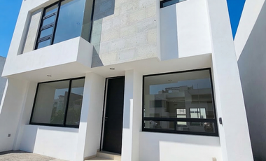 Casa Moderna en Mirador del Lago | 3 Niveles + Estudio | Gran Plusvalía