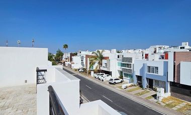 Casa Moderna en Mirador del Lago | 3 Niveles + Estudio | Gran Plusvalía