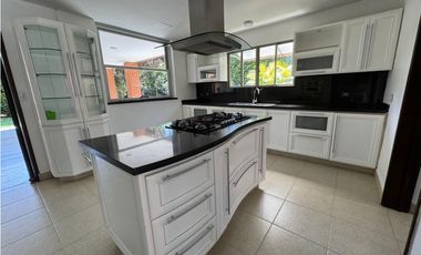 CASA AMPLIA Y RODEADA DE VERDE  EN UNIDAD EN PANCE