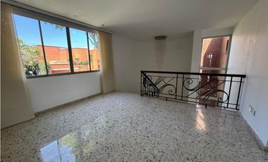 CASA AMPLIA Y RODEADA DE VERDE  EN UNIDAD EN PANCE