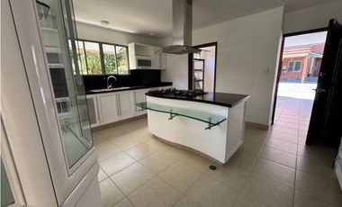 CASA AMPLIA Y RODEADA DE VERDE  EN UNIDAD EN PANCE