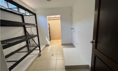 CASA AMPLIA Y RODEADA DE VERDE  EN UNIDAD EN PANCE