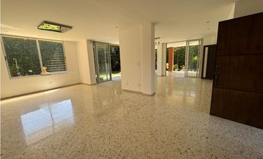 CASA AMPLIA Y RODEADA DE VERDE  EN UNIDAD EN PANCE