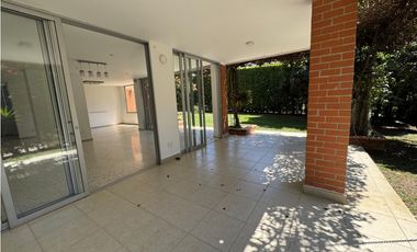 CASA AMPLIA Y RODEADA DE VERDE  EN UNIDAD EN PANCE