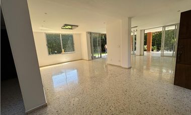 CASA AMPLIA Y RODEADA DE VERDE  EN UNIDAD EN PANCE