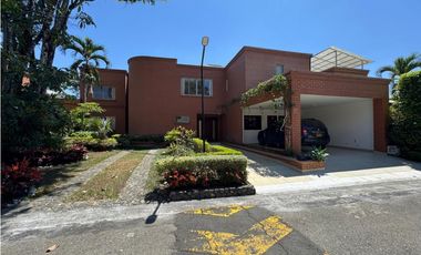 CASA AMPLIA Y RODEADA DE VERDE  EN UNIDAD EN PANCE