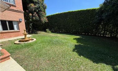 CASA AMPLIA Y RODEADA DE VERDE  EN UNIDAD EN PANCE