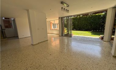 CASA AMPLIA Y RODEADA DE VERDE  EN UNIDAD EN PANCE