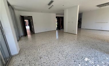 CASA AMPLIA Y RODEADA DE VERDE  EN UNIDAD EN PANCE