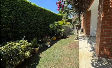 CASA AMPLIA Y RODEADA DE VERDE  EN UNIDAD EN PANCE