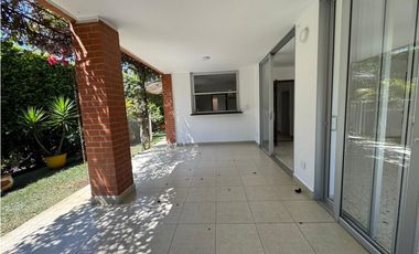 CASA AMPLIA Y RODEADA DE VERDE  EN UNIDAD EN PANCE