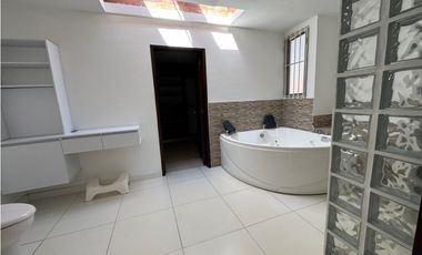CASA AMPLIA Y RODEADA DE VERDE  EN UNIDAD EN PANCE