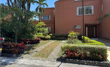 CASA AMPLIA Y RODEADA DE VERDE  EN UNIDAD EN PANCE