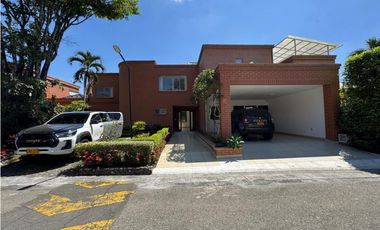 CASA AMPLIA Y RODEADA DE VERDE  EN UNIDAD EN PANCE