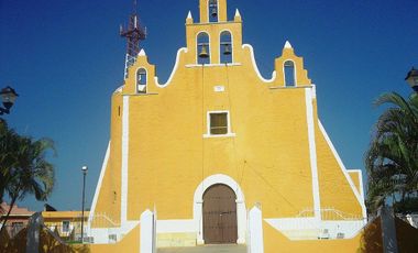 Casa con Amplio Terreno en Esquina en Venta en Tepakan