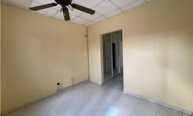 SE VENDE CASA EN PRADERAS DE SAN ANTONIO DE 3 HABITACIONES CON TERRAZA