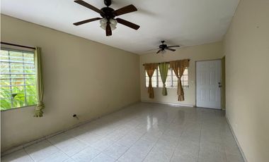 SE VENDE CASA EN PRADERAS DE SAN ANTONIO DE 3 HABITACIONES CON TERRAZA