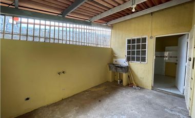 SE VENDE CASA EN PRADERAS DE SAN ANTONIO DE 3 HABITACIONES CON TERRAZA
