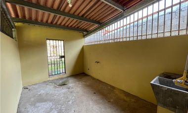 SE VENDE CASA EN PRADERAS DE SAN ANTONIO DE 3 HABITACIONES CON TERRAZA