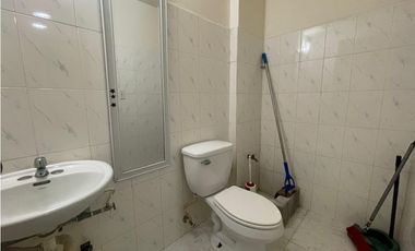 ALQUILE DE LOCAL COMERCIAL EN PH TORRES DEL CRISOL I EN PISO BAJO