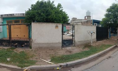 Alquiler Casa 2 dormitorios cochera z/Escuela Parque Republica.