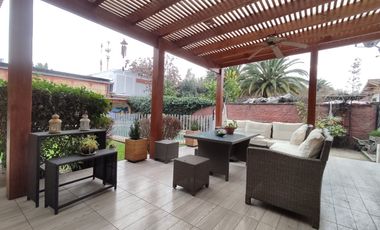 600 m² terreno | Casa aislada 225 m² | Piscina temperada | 4 estacionamientos | Macul