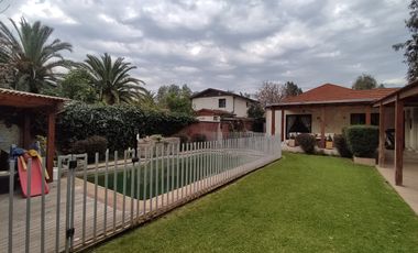 600 m² terreno | Casa aislada 225 m² | Piscina temperada | 4 estacionamientos | Macul