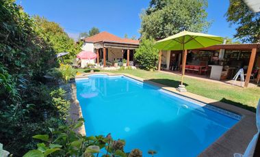 600 m² terreno | Casa aislada 225 m² | Piscina temperada | 4 estacionamientos | Macul