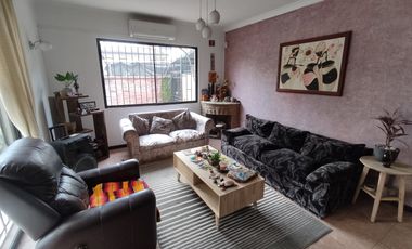 600 m² terreno | Casa aislada 225 m² | Piscina temperada | 4 estacionamientos | Macul