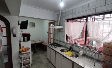 600 m² terreno | Casa aislada 225 m² | Piscina temperada | 4 estacionamientos | Macul