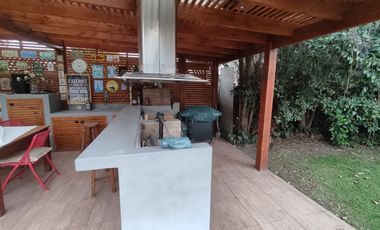 600 m² terreno | Casa aislada 225 m² | Piscina temperada | 4 estacionamientos | Macul