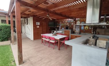 600 m² terreno | Casa aislada 225 m² | Piscina temperada | 4 estacionamientos | Macul