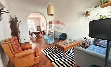 Casa Neoclásica Amplia y Luminosa