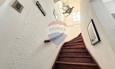 Casa Neoclásica Amplia y Luminosa